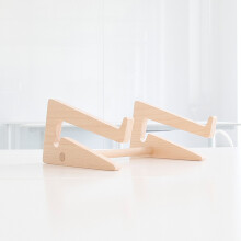 Houten laptopstandaard, ergonomisch ontworpen standaard voor laptops van 10-15 inch, gemaakt van massief hout voor duurzaamheid en stabiliteit.
