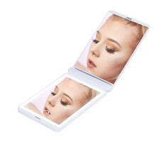 Verstelbare vergroting: Compacte spiegel met verlichting, opvouwbaar ontwerp, perfect voor op reis en een vlekkeloze make-up.