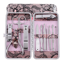 Set per manicure professionale con manico antiscivolo e istruzioni per un utilizzo sicuro, confezione elegante ideale come regalo e per uso personale.