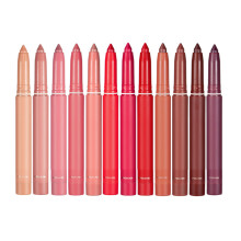 Labbra glamour, stile senza sforzo: rossetto idratante dalla formula non secca e riccamente pigmentato con matita labbra waterproof.
