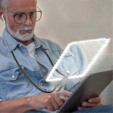 Flexible Lupe mit LED-Licht für ältere Leser