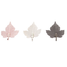 Elegant brosje med vintage-utseende, naturinspirert glitrende design i sølvfarget belegg og mikrobelagte CZ-detaljer, sofistikert motenål til