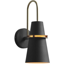 Applique murale moderne, éléments noirs et dorés pour une élégance intemporelle au cœur d'un décor nordique moderne.
