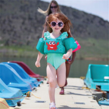 Colete flutuante infantil para crianças de 14 a 25 kg, ideal para atividades aquáticas na piscina, com confortável arnês de ombro.