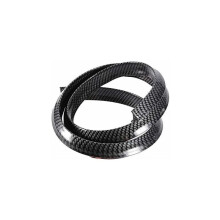 Aileron arrière extérieur pour voiture, style racing personnalisé grâce à sa texture en fibre de carbone. Le matériau en caoutchouc flexible