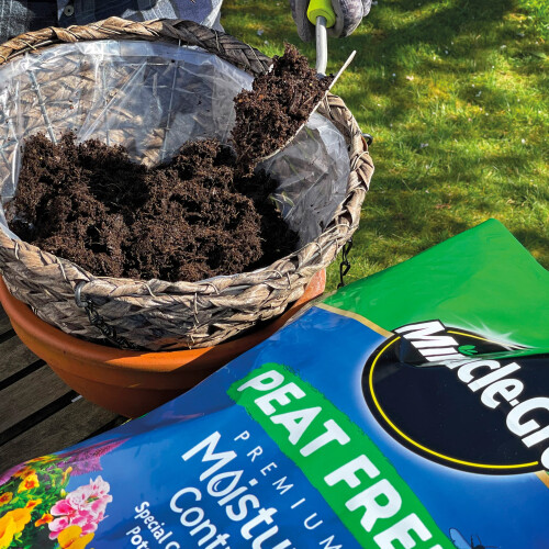 Miracle-Gro Miracle-Gro PEAT FREE Premium Moisture Control Compost, 40 Litres, Brown 2