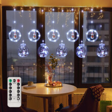 Waterdicht ontwerp voor diverse gelegenheden, kerstsfeer met hangende lichtslingers en decoraties voor binnen en buiten.