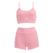 Stijlvolle en functionele sportkleding set voor dames: sporttop met hoge taille en shorts van ademende, volledig elastische stof. Perfect voor de