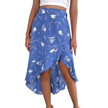 Saia feminina casual boho floral com fenda lateral, cintura alta elástica, modelo evasê, ideal para o verão, praia, praia e uso diário. Possui