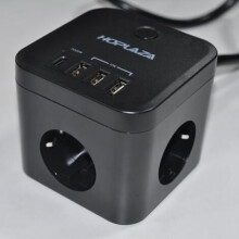 Compacte, geaarde Europese reisadapter met twee snellaad-USB-C-poorten en drie stopcontacten voor Duitsland en Frankrijk. Ultracompact ontwerp voor
