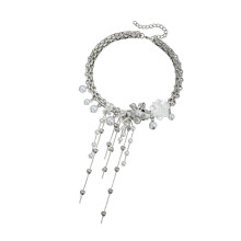 Collier polyvalent inspiré des fleurs avec des perles brillantes