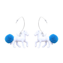 Boucles d'oreilles cheval en résine-Boule de poils hors blanc