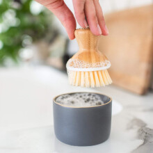Cepillo de bambú para fregar platos, fabricado con materiales seguros y sin revestimiento tóxico. Diseño de mango ergonómico para mayor comodidad