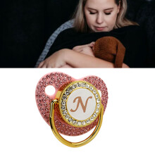 Personalisierter Schnuller mit Namen, geschwungenes Design, individuelles Schnuller- und Clip-Set mit Strassverzierungen, ideales Geschenk zur