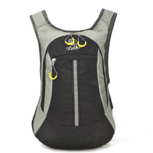 Zaino da trekking compatto, leggero, con spallacci regolabili e pannello posteriore traspirante per avventure all'aria aperta all'insegna del comfort.