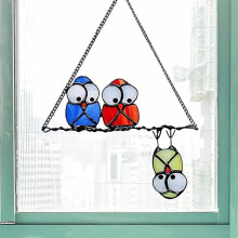 Attrape-soleil lumineux, oiseaux sur une branche ornent votre maison de suspensions translucides colorées, élégante décoration de fenêtre