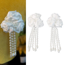 Specialfremstillet service til gallafesttilbehør og bryllupsdekoration, med kunstig blomsterarmbånd og velegnet til særlige lejligheder såsom