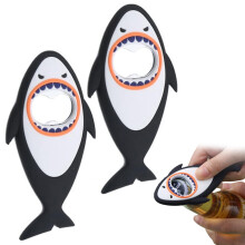 Ergonomický design silikonového kovového otvíráku na lahve, perfektní dárek pro blízké nebo přátele, kteří si rádi pochutnají doma.