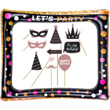 Accessori per photo booth neri e oro, eleganti aggiunte per arricchire le decorazioni della tua festa con un tocco di raffinatezza.