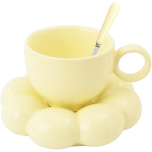 Um charmoso prato em forma de girassol adorna uma elegante xícara de café de cerâmica, xícara de chá decorativa com alça ergonômica que