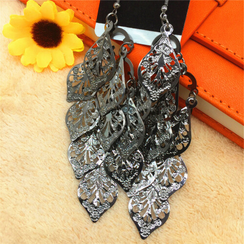 Brincos de metal com design vazado de flor e losango para mulheres.