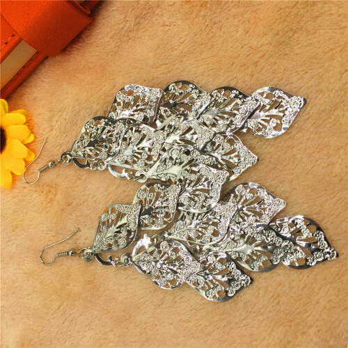 Brincos de metal com design vazado de flor e losango para mulheres. 2