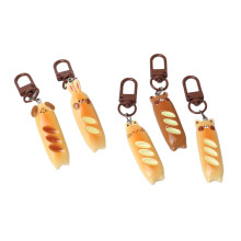 Delicate stokbrood beer en hond sleutelhanger decoratieve