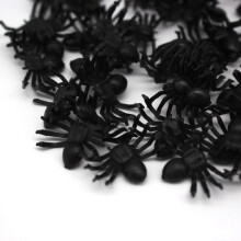 50X Plastic Black Spider Trick Toy Halloween Haunted House Prop Decor & 1x Simulation Reptile Model