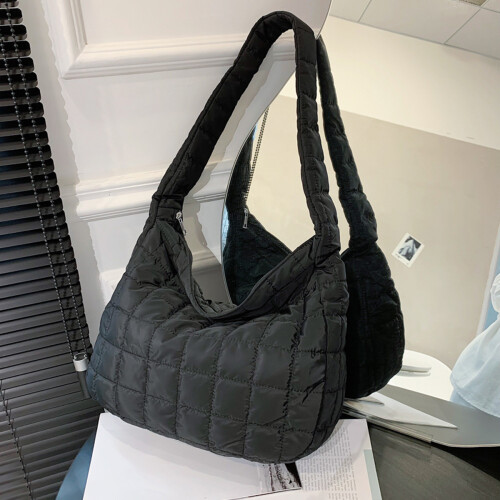 Bolsa tote macia e acolchoada com vários bolsos com zíper e forro de poliéster resistente. Bolsa tote acolchoada leve em nylon com design 2