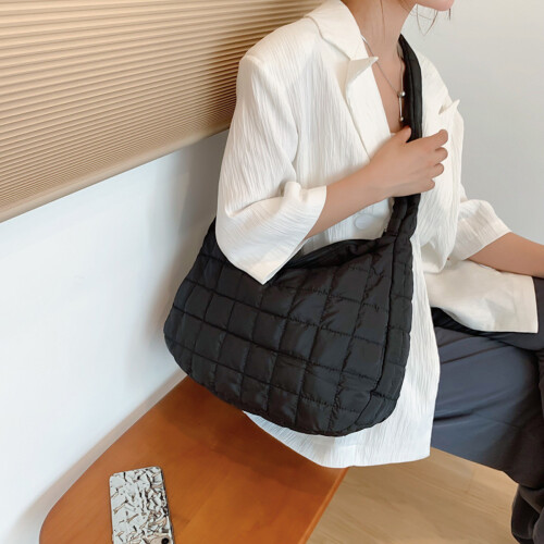 Bolsa tote macia e acolchoada com vários bolsos com zíper e forro de poliéster resistente. Bolsa tote acolchoada leve em nylon com design 1