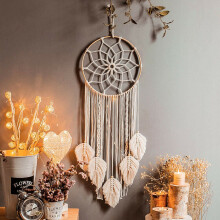 Perfekte Wanddekoration und Wohnaccessoires: Makramee-Traumfänger mit blattförmigen Quasten – ein Symbol für Stressabbau, Liebe und Hoffnung.