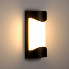 Elegante illuminazione a LED per la tua oasi all'aperto: la plafoniera esterna in alluminio garantisce durata in qualsiasi condizione atmosferica.