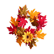 Herbstkränze für die Haustür: Üppiger Herbstkranz mit künstlichen Sonnenblumen, Kürbissen, Beeren und verschiedenen Herbstdekorationen.