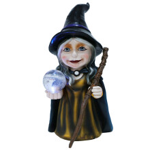 Estatueta de bruxa com luz LED movida a energia solar ilumina seu jardim, perfeita para colecionadores com tema de Halloween. Seu design realista
