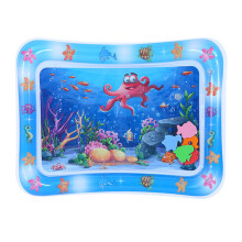 Tapete inflável aquático para promover o desenvolvimento do bebê durante o tempo de bruços, com cores vibrantes, design ondulado e formato
