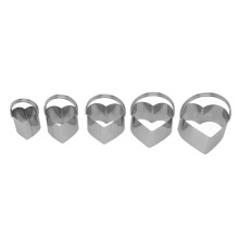 Forma de bolo em aço inoxidável em formato de coração, com etiqueta de presente combinando. Utensílios de confeitaria com efeito de