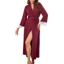 Bata de baño larga y ligera para mujer, ideal para el cuidado posparto, confeccionada en tela suave con escote en V. Perfecta para spa en casa y