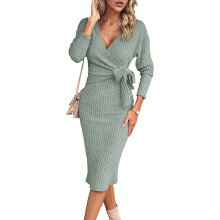Vestido midi feminino de manga comprida em tricô macio com amarração na cintura e decote em V elegante e sensual, perfeito para encontros e