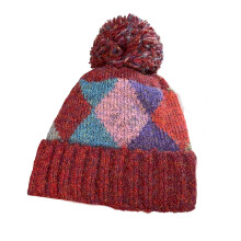 Bonnet en tricot épais avec pompons et chapeau de-rouge brique