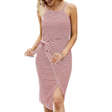Vestido midi feminino em tecido respirável e leve, sem mangas, listrado, com gola redonda, amarração na cintura, fenda frontal e modelagem justa