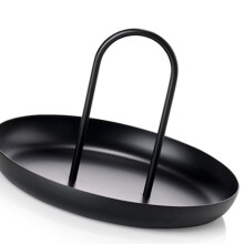Piatto portagioie con finitura nero opaco, comoda maniglia per una facile presa, design raffinato per organizzare i cosmetici, robusto e resistente