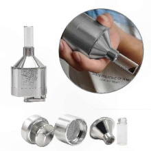 Handliche Pulvermühle aus Metall mit Trichter und Glas-Schnupftabakflasche