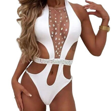 Maiô feminino de uma peça, com amarração nas costas, lantejoulas, recortes, alças finas, decote halter, tecido macio e controle de barriga.