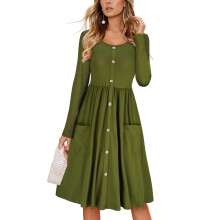 Vestido evasê feminino para o outono, com mangas compridas, gola redonda e botões decorativos. Modelo casual em tecido macio com bolsos