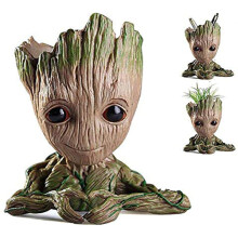 Vaso em formato de figura de ação fofa, feito de resina para garantir segurança e durabilidade. Perfeito para decoração de escritório ou casa.