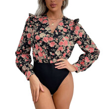 Blusa feminina casual de negócios com pregas frontais, decote em V favorecedor, estampa floral e patchwork. Confeccionada em tecido elástico.