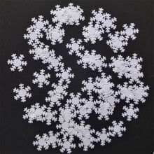 Nepsneeuwconfetti voor feestelijke gelegenheden, kerstfeestartikelen van hoogwaardig materiaal en herbruikbaar ontwerp, winterse tafeldecoraties