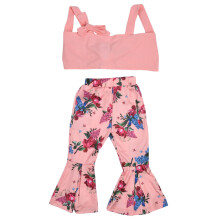 Completo estivo per bambina, composto da maglietta a maniche corte e pantaloni a zampa in tessuto morbido e traspirante, dal design grazioso ed