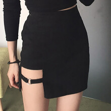Saia curta justa feminina, tecido elástico com design vazado, cintura alta e silhueta assimétrica, ideal para balada. Barra irregular.