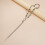Moderner Symbolschmuck mit dynamischen Bewegungsketten und 7